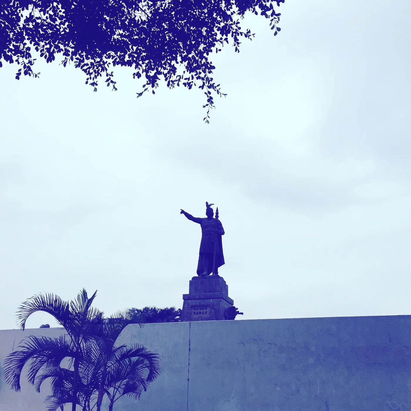 Estatua de Manco Cápac en la Plaza Manco Cápac de Lima