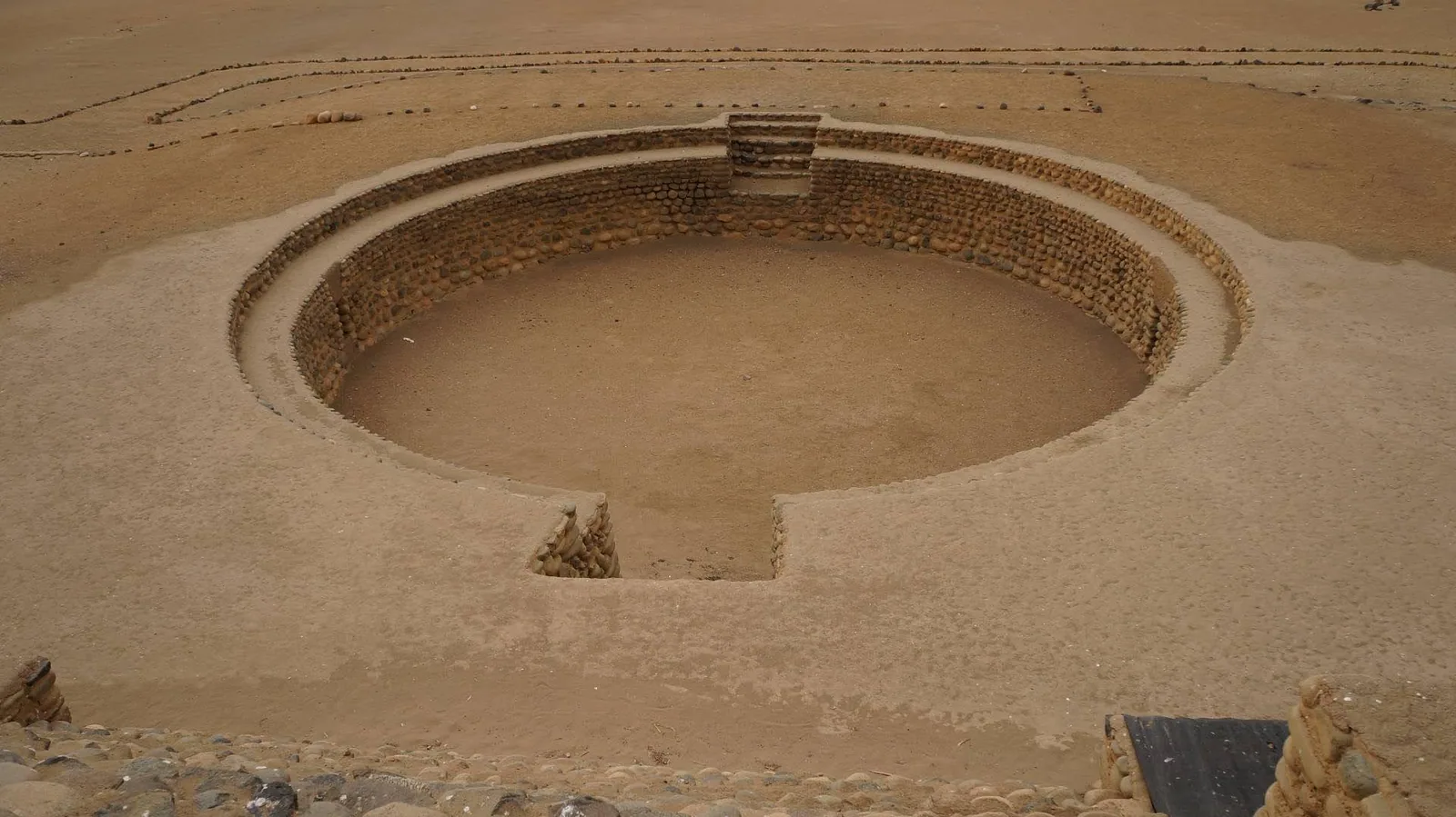 Plaza circular hundida del complejo monumental de Bandurria
